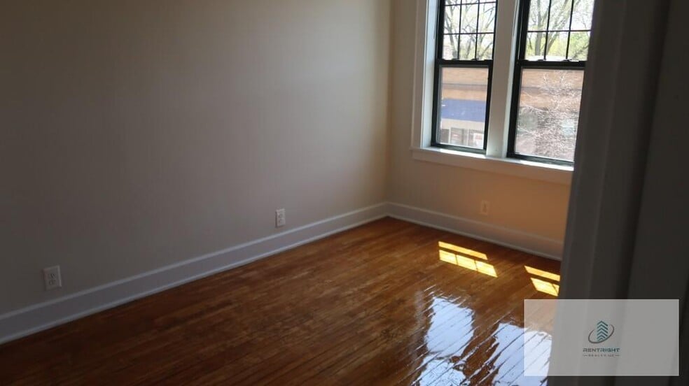 Building Photo - 5037 W Montrose Ave