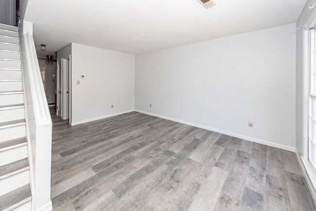 Building Photo - 2 Bedroom, 1.5 Bathroom Townhome - Summerville