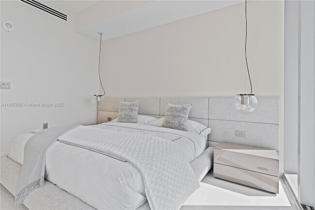 Building Photo - 300 Biscayne Blvd Way