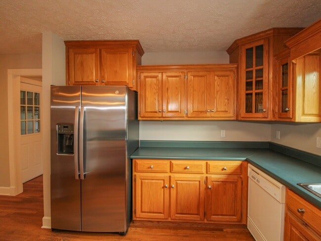 Building Photo - Spacious home!