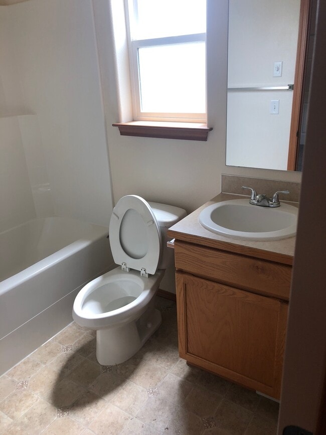 Building Photo - Singular room for rent with shared living space.