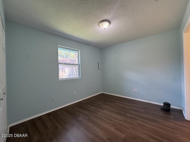 Building Photo - 1561 Sunset Ln