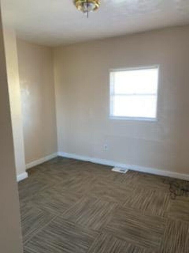 Building Photo - Oakland 2 Bedroom 1 bath house convenient ...