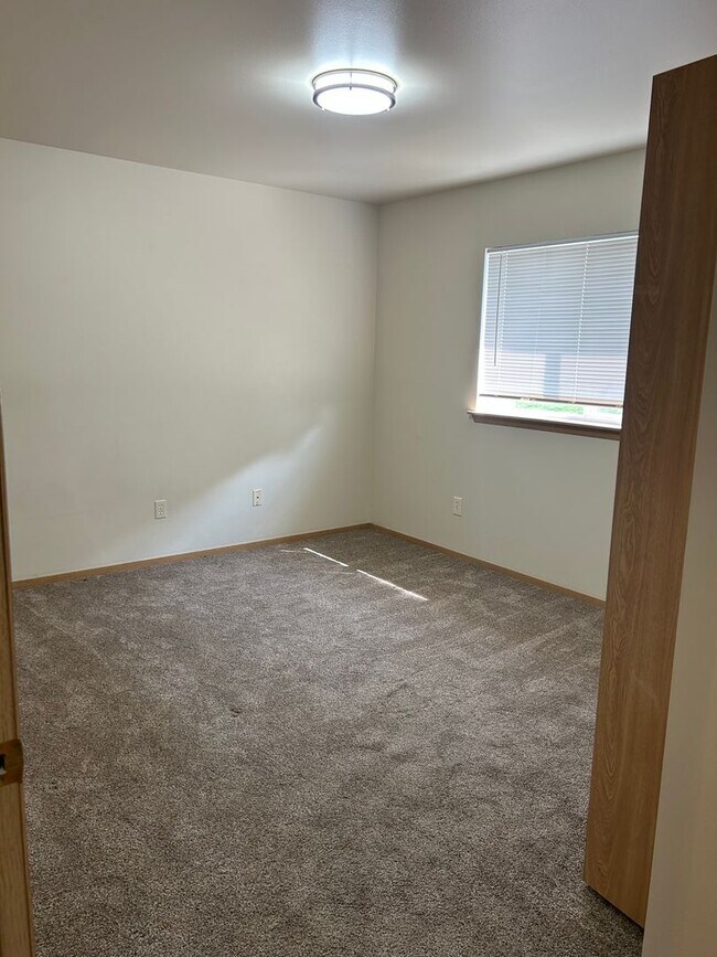 Building Photo - 597 Eastmont Ave