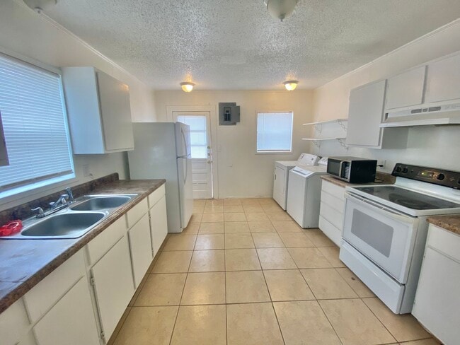 Building Photo - PRE LEASING NOW - AVAILABLE 8/15