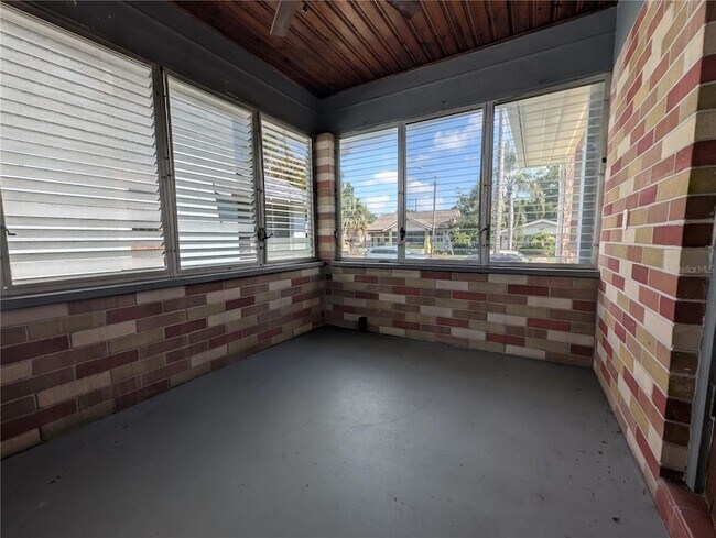 Building Photo - 208 12th Ave N