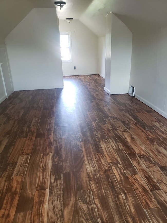 Building Photo - 2 bedroom & 1 bathroom House in Kenmore