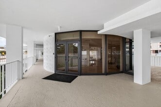 Building Photo - 552 NW 39th Cir