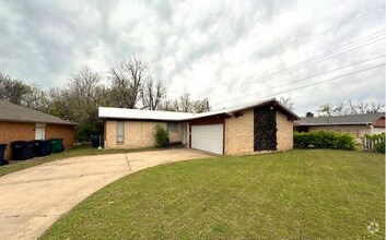Building Photo - Spacious 3 Bedroom w/ 2 Car Garage