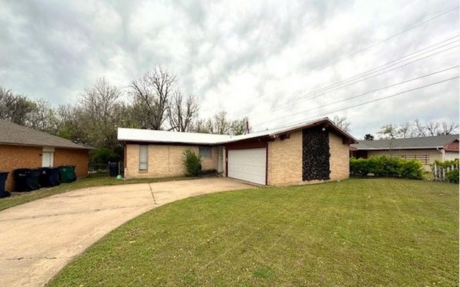 Primary Photo - Spacious 3 Bedroom w/ 2 Car Garage