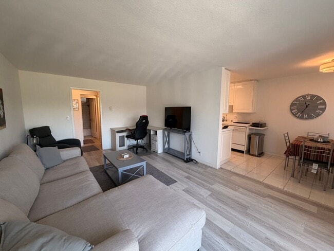 Building Photo - Bright Furnished 1BD in Prime Santa Monica Location w/ Private Balcony