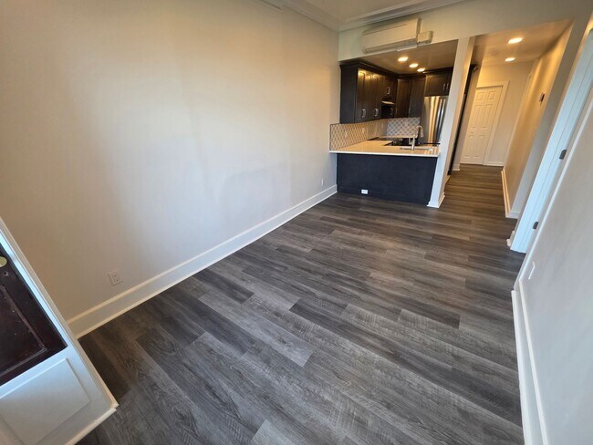 Building Photo - Newly Renovated 2 Bedroom Apartment - Poug...