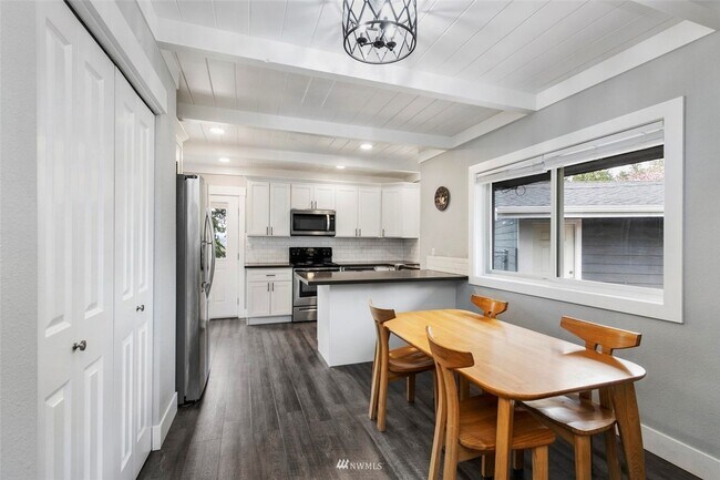 Building Photo - Beautiful 4 Bedroom Close to Everything!