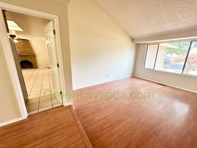 Building Photo - Gorgeous 4 Bedroom 2 Bath with Fully Fence...