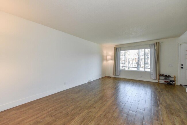 Building Photo - FOR RENT 2BD/1.5 BA/2 parkings/ Town House