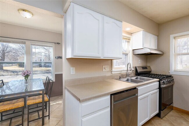 Building Photo - 5-Bedroom, 2-Bath Rental Home in Urbandale...