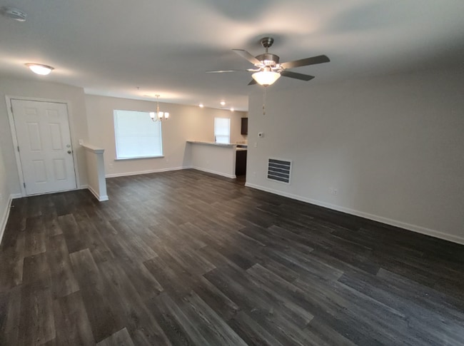 Building Photo - Move in Ready! Easy & Quick move-in process