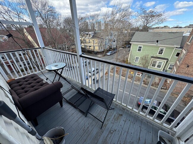 Building Photo - In-Unit Laundry, Central Heat/AC, Parking ...