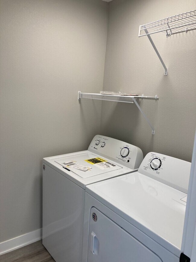 Building Photo - NO RENT UNTIL DECEMBER!