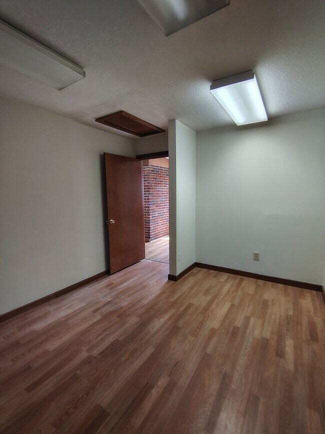 Building Photo - 1175 Mt Vernon Rd