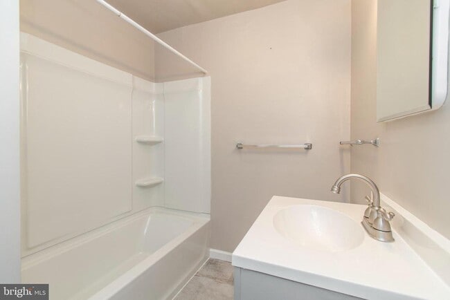 Building Photo - 1635 Fontain St