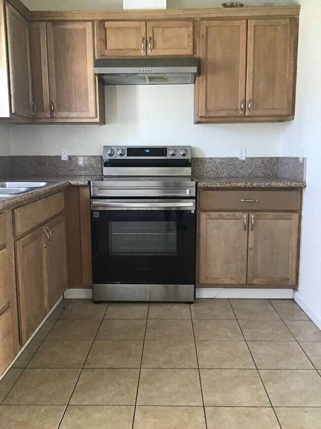 Building Photo - Townhouse Available