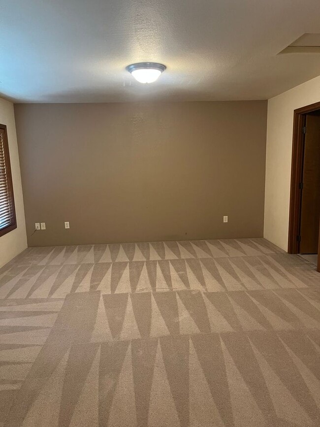 Building Photo - 3 Bedroom 2.5 Bath Townhouse