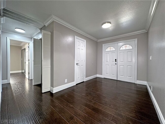 Building Photo - 2414 La Casa Dr