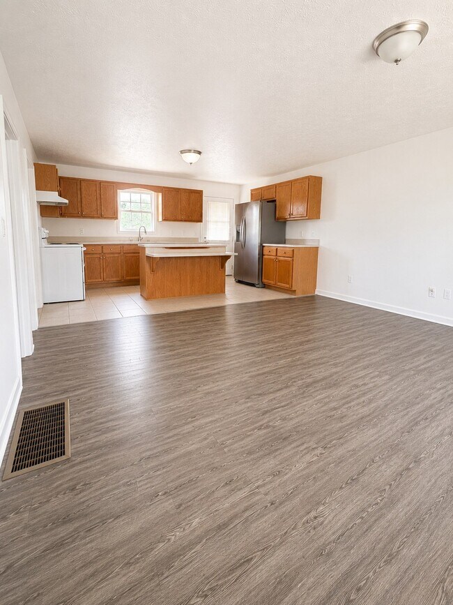 Building Photo - 211 Memory Ln