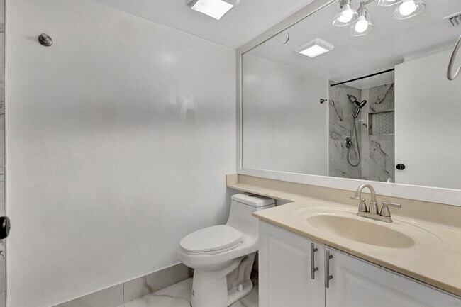 Building Photo - 400 Crestwood Ct N