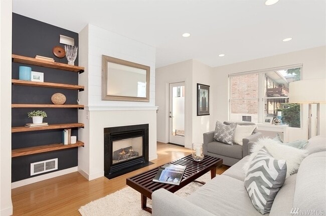 Building Photo - Stunning Townhome in the heart of Columbia City