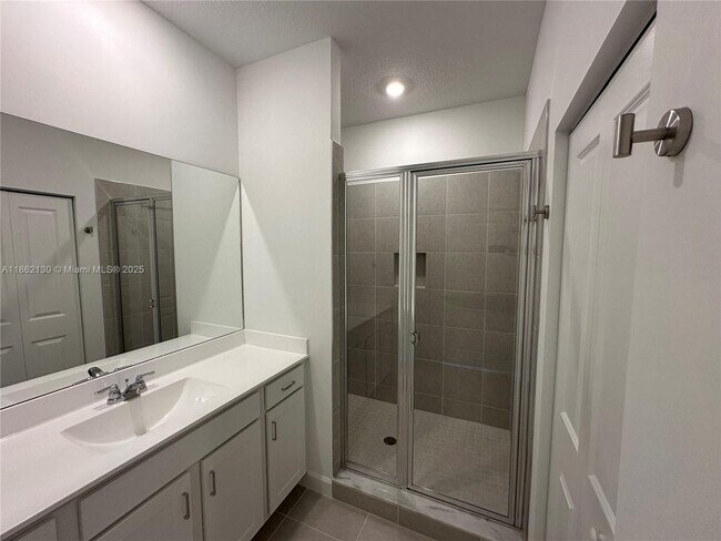 Building Photo - 402 SE Crossoak Ln