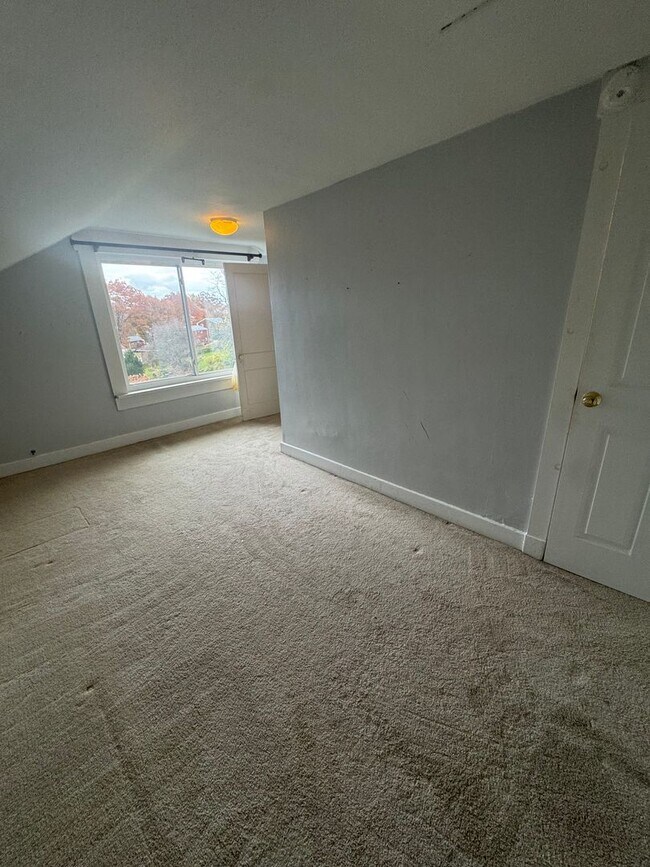 Building Photo - Spacious Private Oasis - 3 Bedroom 2 Bathr...