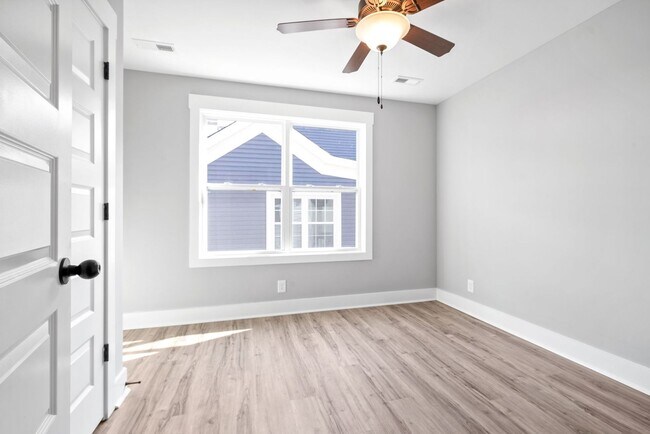 Building Photo - 2 Bedroom Townhome For Rent in Historic Downtown Clarksville!