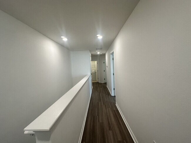 Building Photo - "Beautifully Maintained 3-Bed Townhouse with 2.5 Baths in Lakeland - Spacious 1,676 Sq. Ft.!"