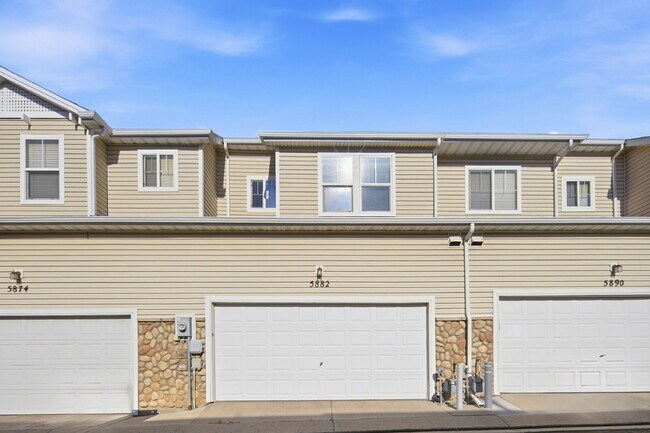 Building Photo - $1,945.95 - 2 Bed, 2.5 Bath Townhome in Colorado Springs with Attached Garage!
