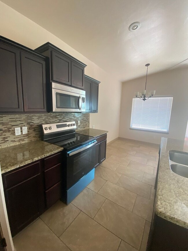 Building Photo - Beautiful 4 Bedroom, 3 Bathroom Home! Avai...