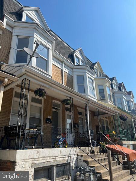 Building Photo - 913 W College Ave