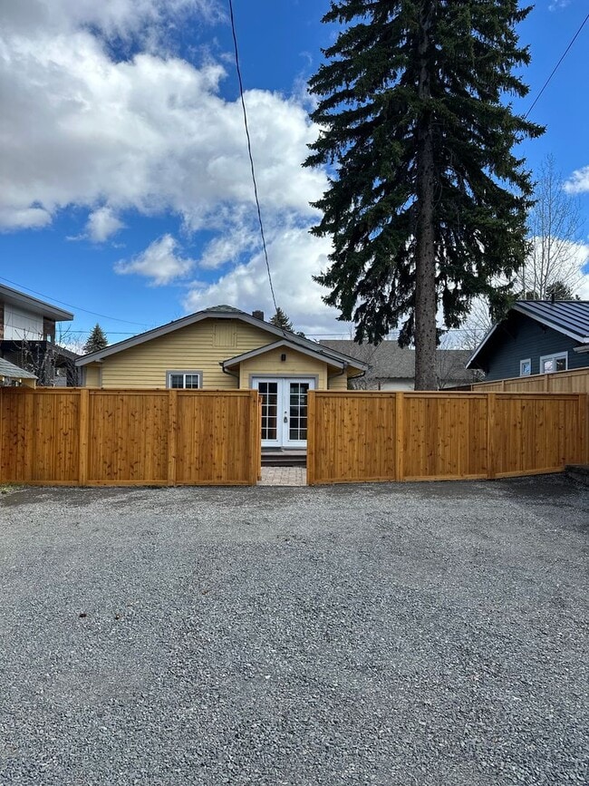 Building Photo - Charming 2 Bed / 2 Bath Home in Prime Westside Bend Location