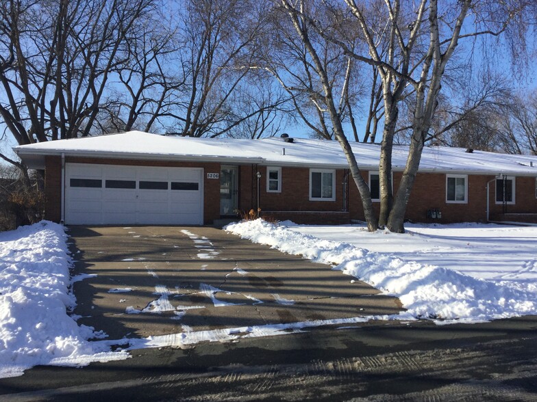 Two car attached garage and private driveway - 5206 Grandview Ln