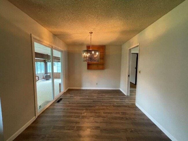 Building Photo - Desired Greenhaven 4 Bedroom