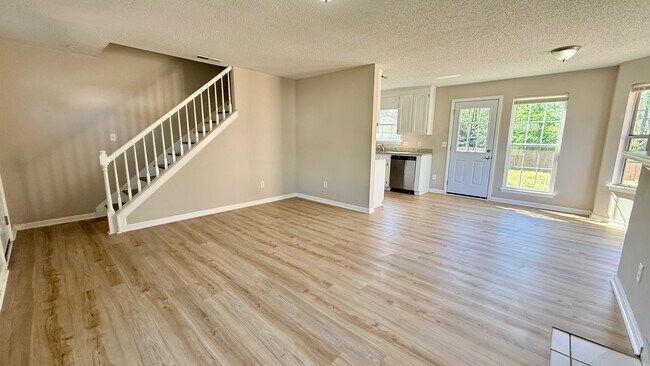 Building Photo - 2531 Clovis Rd SW