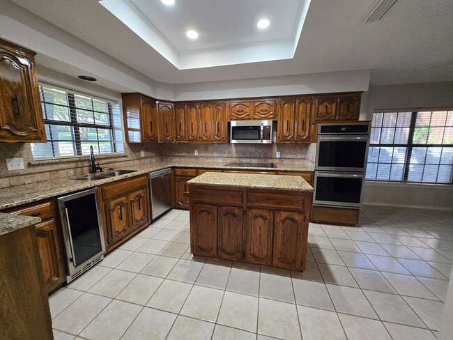 Building Photo - Stunning 4-bd 2.5 bath