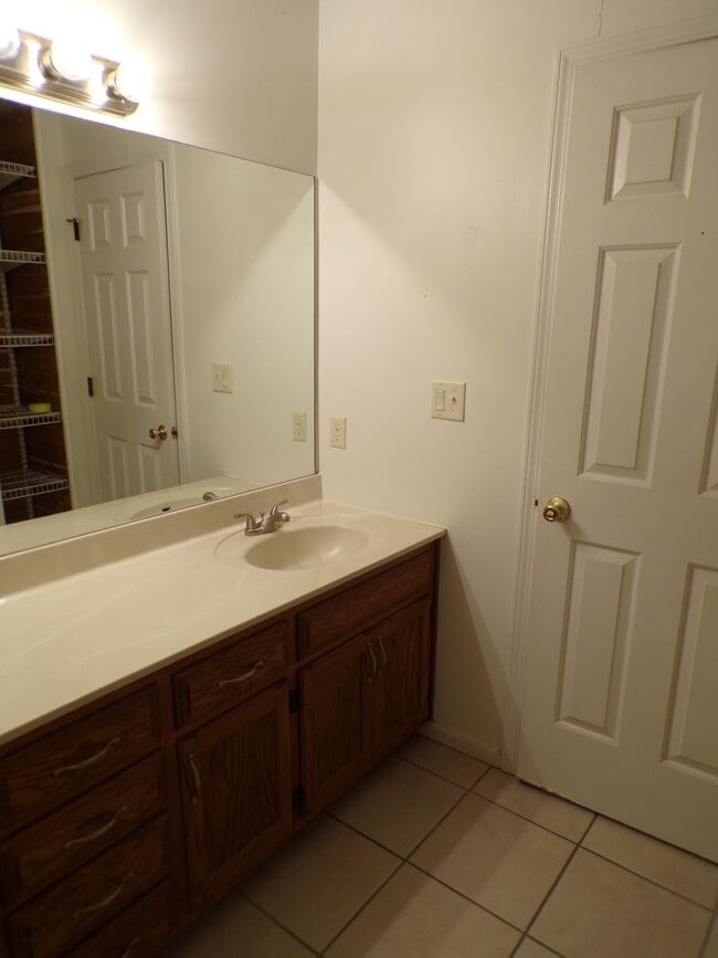 Building Photo - Nice 3 Bedroom 2 Bathroom House In South C...