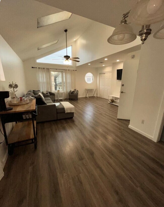 Building Photo - 128 W 45th St