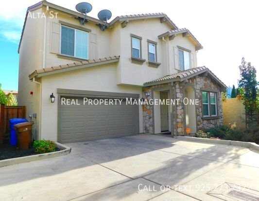 Primary Photo - Beautiful 4 Bed, 3 Bath Brentwood Home Ava...