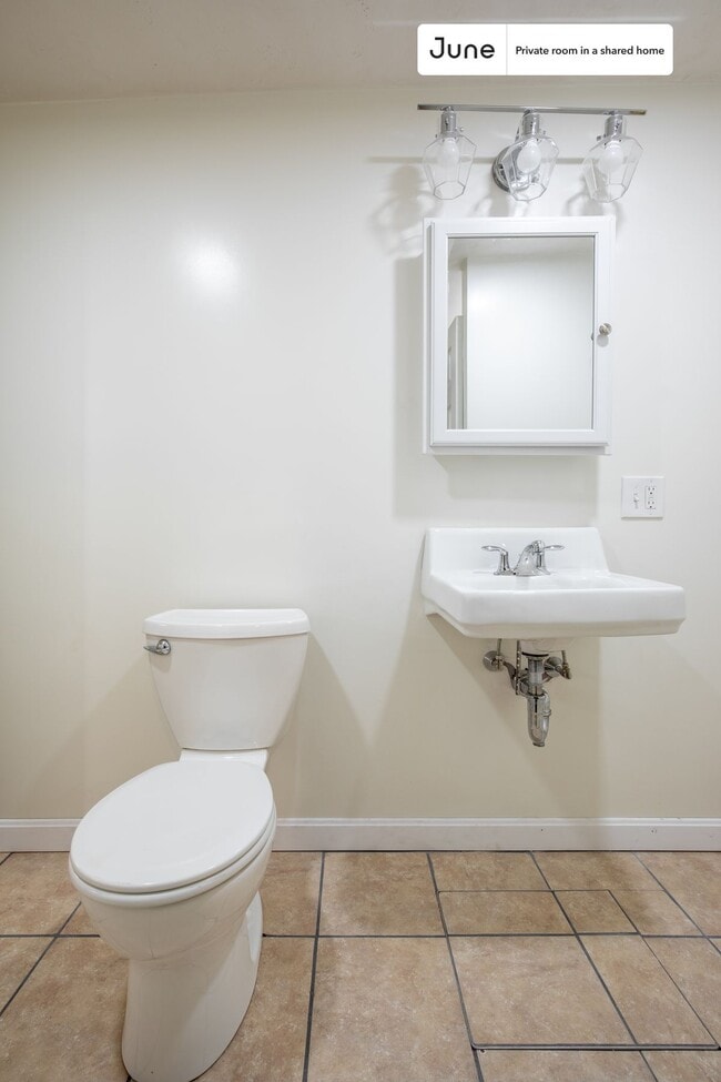 Building Photo - Room in Shared 5 bed/2 bath home