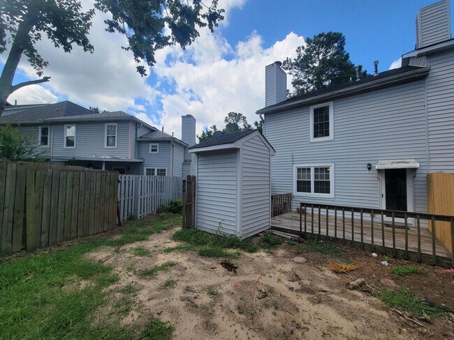 Building Photo - 2309 Creekview Dr