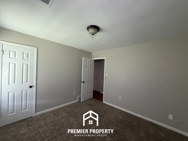 Building Photo - Stunning 3BR/2BA Memphis Home with Vaulted Ceilings & Rustic Fireplace!