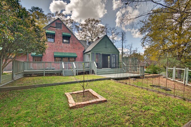 Building Photo - 1436 Acadia St